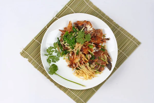 Fried zencefil Tilapia balık (ara Pla Nil Pad Khing Tay içinde) 