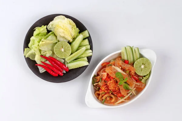 Ensalada de verduras mixtas picantes y agrias con piel de cerdo y corteza de cerdo servidas  . — Foto de Stock