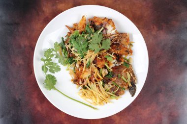 Fried zencefil Tilapia balık (ara Pla Nil Pad Khing Tay içinde) 