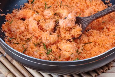 Hizmet için tavada kızartılmış rendelenmiş hindistan cevizi ile karides yemek tepesi tatlı olmak.