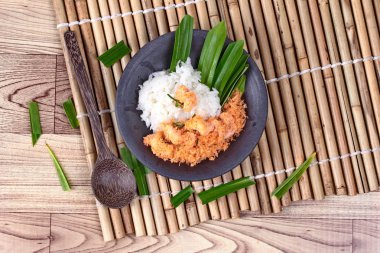 Hindistan cevizi sütü ile tavada kızartılmış rendelenmiş hindistan cevizi ve karides yapışkan pirinç