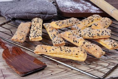 Gevrek pasta şeker ve susam için ile hizmet