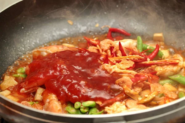 Cozinha quente caseira, macarrão frito com camarão, chame Pad Thai Macaroni em tailandês: Leve molho de tomate na panela para frito com erva mista . — Fotografia de Stock