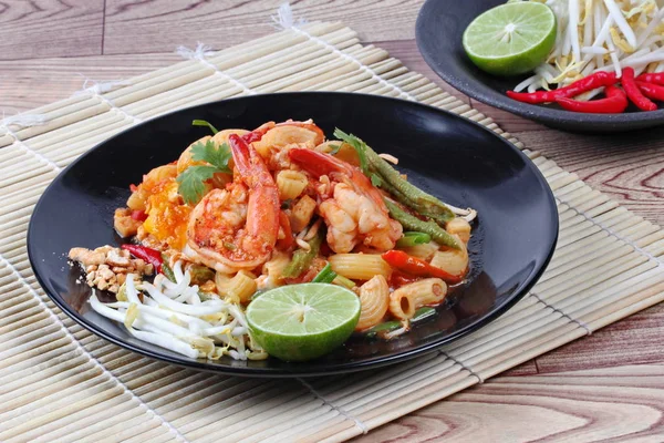 Macarrones fritos tailandeses con camarones, llame a Pad Thai Macarrones en tailandés . — Foto de Stock