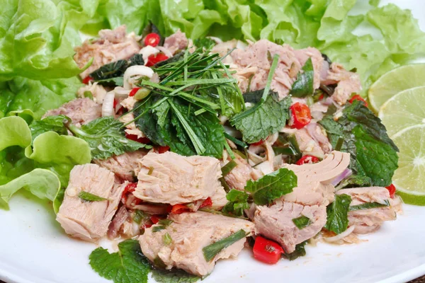 Baharatlı ve ekşi karışık sebze salatası ile konserve tun yakın çekim