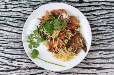 Tay gıda, kızarmış Tilapia balık (ara Pla Nil Pad KHI zencefil