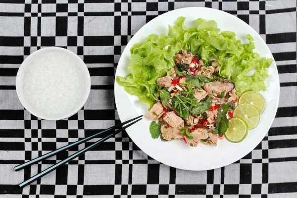 Gachas de arroz y ensalada de verduras picantes con atún enlatado servido  . — Foto de Stock