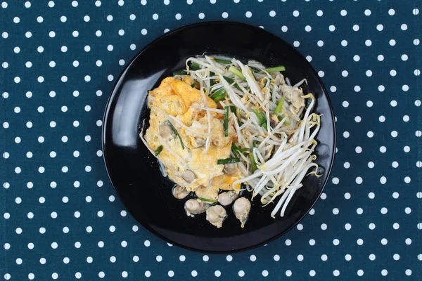 Comida tailandesa, huevo frito y ostra con brotes de frijol y chalota como — Foto de Stock
