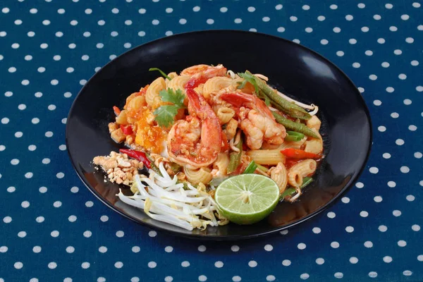 Thai gebratene Makkaroni mit Garnelen, call pad thai macaroni in thai — Stockfoto
