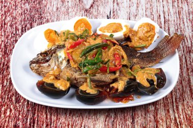 Tilapia köri kızarmış balık korunmuş yumurta ve tuzlu yumurta.