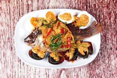 Tilapia köri kızarmış balık korunmuş yumurta ve tuzlu yumurta.