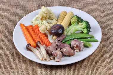 Kızarmış tavuk kalpler-bilgin-karaciğer ile karışık sebze.