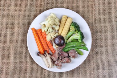 Kızarmış tavuk ile karışık sebze. 