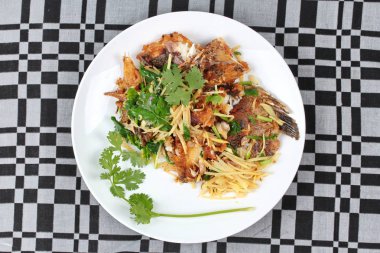 Tay gıda, kızarmış Tilapia balık (ara Pla Nil Pad KHI zencefil