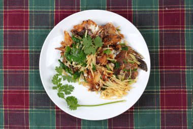 Tay gıda, kızarmış balık Tilapia ile zencefil  