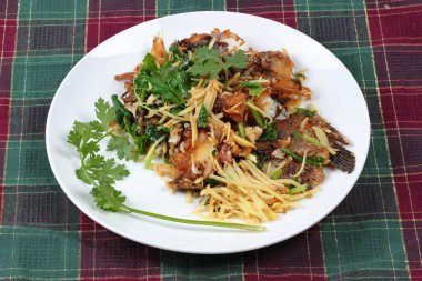 Tay gıda, kızarmış Tilapia balık (ara Pla Nil Pad KHI zencefil