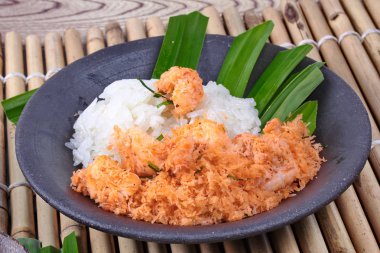 Yakın, yapışkan pirinç tavada kızartılmış rendelenmiş hindistan cevizi ile karides