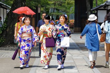 Üç kadın kimono Fushimi Inari Tapınak 