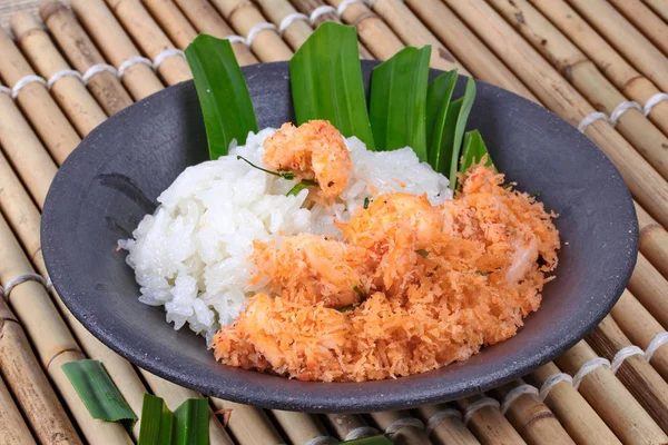 Zavřít, Sticky rýže s smažené strouhaný kokos, krevety — Stock fotografie