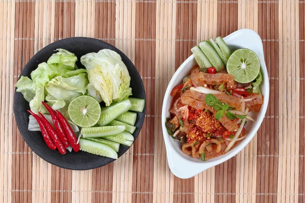 Ensalada de hierbas mixtas picantes y agrias con piel de cerdo — Foto de Stock