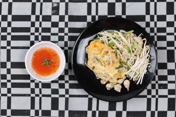 Nourriture thaïlandaise, oeuf frit et huître aux germes de haricots et échalote comme — Photo