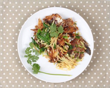 Tay gıda, kızarmış Tilapia balık (ara Pla Nil Pad KHI zencefil