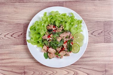 Baharatlı ve ekşi karışık sebze salatası ile servis konserve ton balığı .