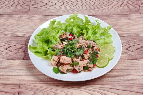 Spicy and sour mixed vegetable salad with canned tuna served . — Stock Photo, Image