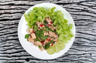 Baharatlı ve ekşi karışık sebze salatası ile servis konserve ton balığı .
