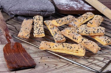 Gevrek pasta şeker ve susam için ile hizmet.