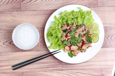 Pirinç yulaf çorbası ve baharatlı sebze salatası konserve ton balığı ile servis .