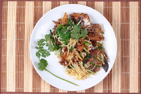 Tay gıda, kızarmış Tilapia balık (ara Pla Nil Pad KHI zencefil