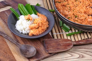 Yapışkan pirinç tavada kızartılmış rendelenmiş hindistan cevizi ile karides