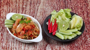 Baharatlı ve ekşi karışık ot salatası domuz deri ve domuz eti kabuklu se