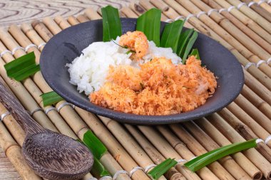 Yakın, yapışkan pirinç tavada kızartılmış rendelenmiş hindistan cevizi ile karides