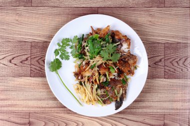 Tay gıda, kızarmış Tilapia balık (ara Pla Nil Pad KHI zencefil