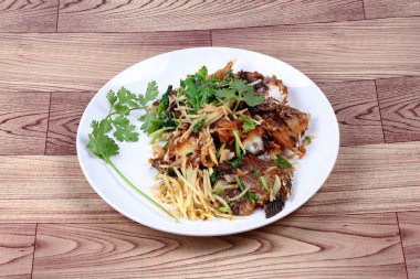 Tay gıda, kızarmış Tilapia balık (ara Pla Nil Pad KHI zencefil