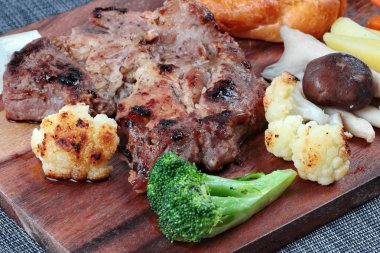 Domuz eti biftek ve karışık bitki kapatın. Seçici odak.