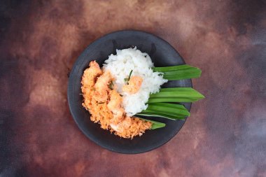 Yapışkan pirinç tavada kızartılmış rendelenmiş hindistan cevizi ile karides