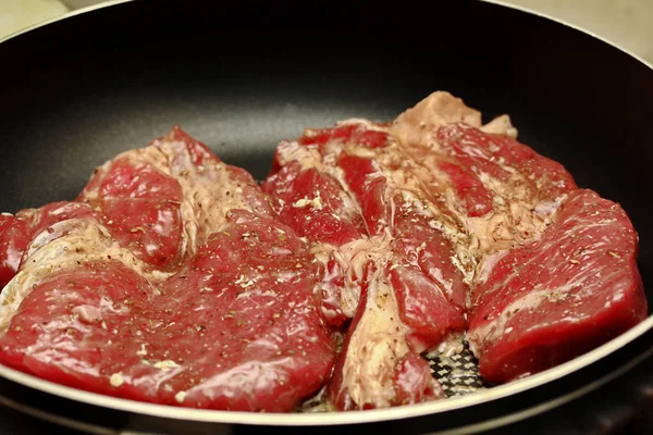 Frisches rohes Steak zum Kochen . — Stockfoto