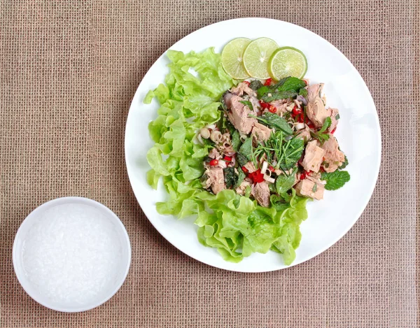 Rice gruel and spicy  vegetable salad with canned tuna served . — Stock Photo, Image