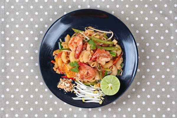 Thai gebratene Makkaroni mit Garnelen, call pad thai macaroni in thai — Stockfoto