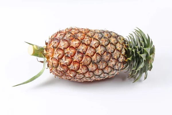 Isot hedelmät, tuore ananas eristetty . — kuvapankkivalokuva