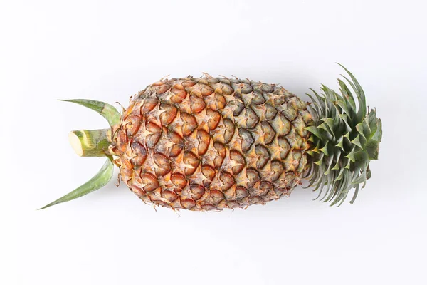 Fruta grande, ananás fresco isolado . — Fotografia de Stock