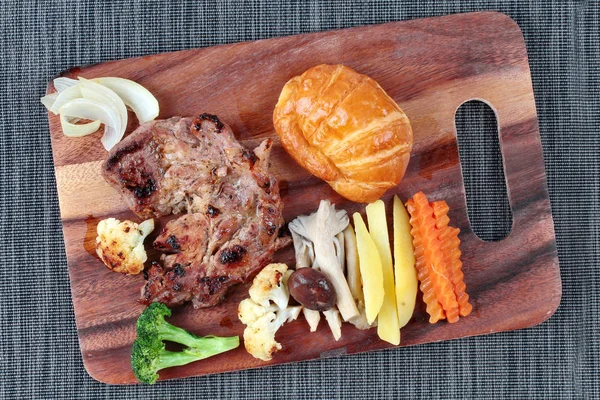 Home Made, domuz biftek ve karışık sebze, kruvasan kasap üzerinde — Stok fotoğraf