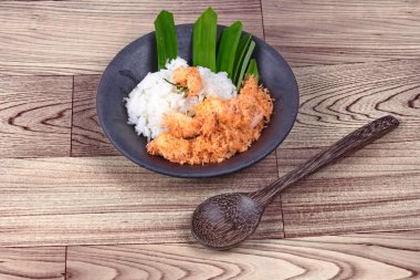 Yapışkan pirinç tavada kızartılmış rendelenmiş hindistan cevizi ile karides