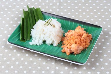 Yapışkan pirinç tavada kızartılmış rendelenmiş hindistan cevizi ile karides