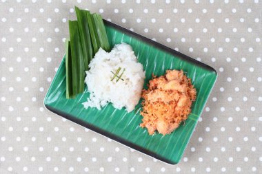 Yapışkan pirinç tavada kızartılmış rendelenmiş hindistan cevizi ile karides