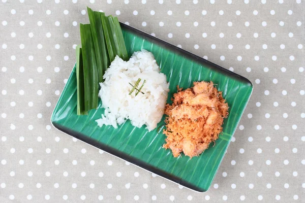 Yapışkan pirinç tavada kızartılmış rendelenmiş hindistan cevizi ile karides