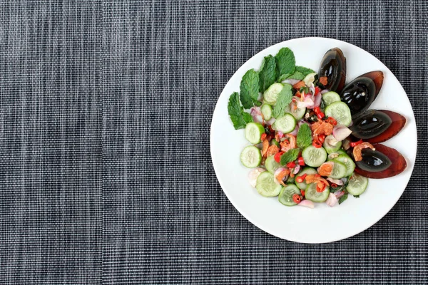 Baharatlı salatalık salatası ile kurutulmuş karides ve korunmuş e kadar kapatın